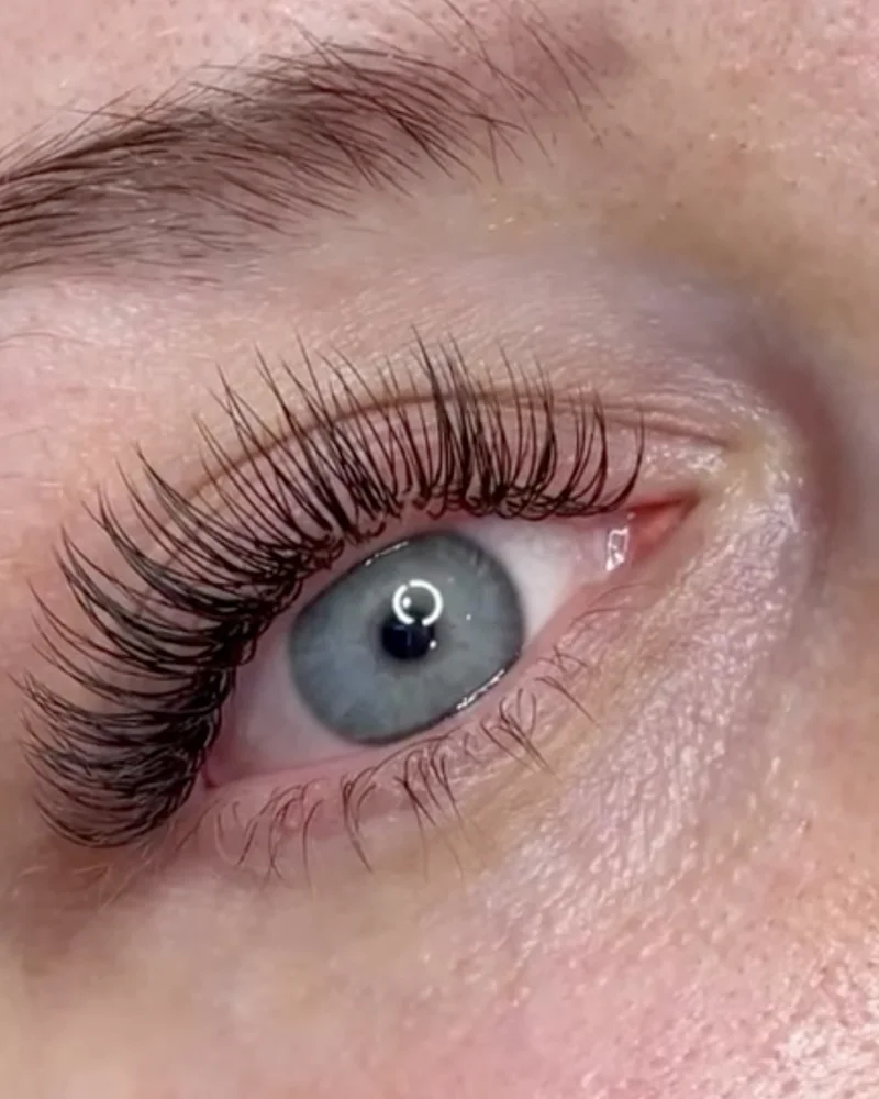 Extensions de cils effet naturel, vues de très près sur un œil clair